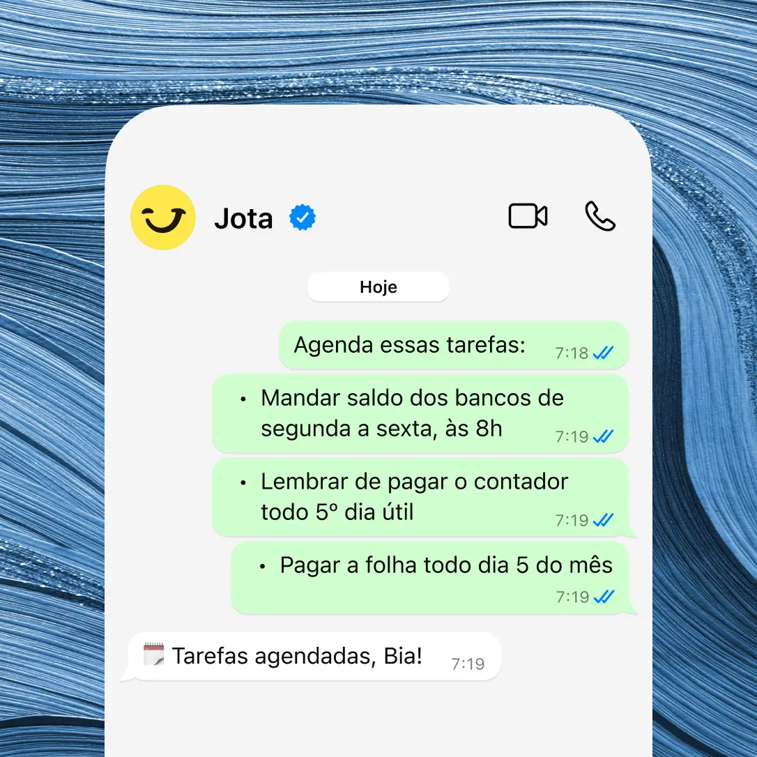Imagem de conversa no WhatsApp com o Jota mostrando a criação de lembretes automáticos para tarefas financeiras como envio de saldo bancário, pagamento de contador e da folha de pagamento. Fundo com padrão azul ondulado.