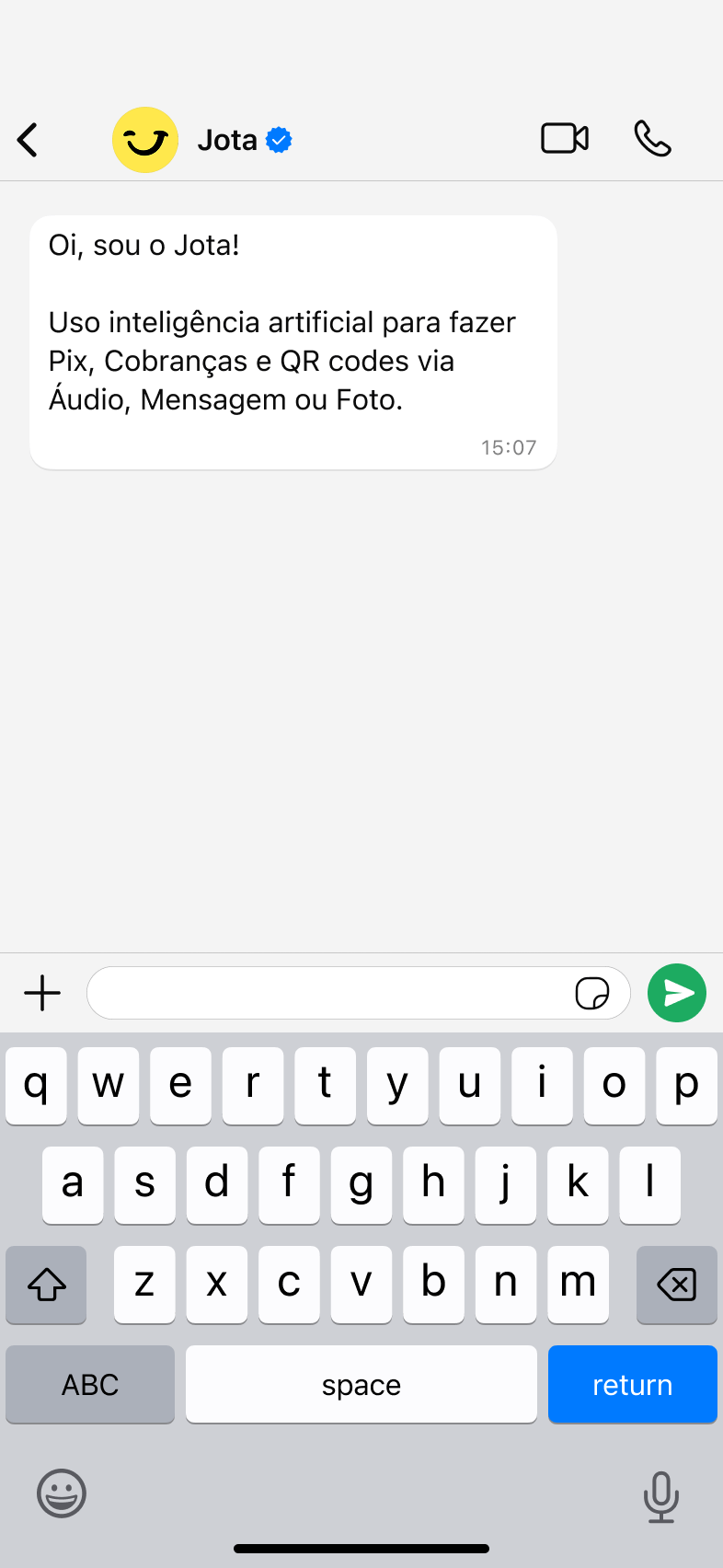 Imagem de conversa inicial com o Jota no WhatsApp, em que o assistente se apresenta como uma inteligência artificial para realizar Pix, cobranças e pagamentos via áudio, texto ou foto. Interface com teclado ativo na tela.