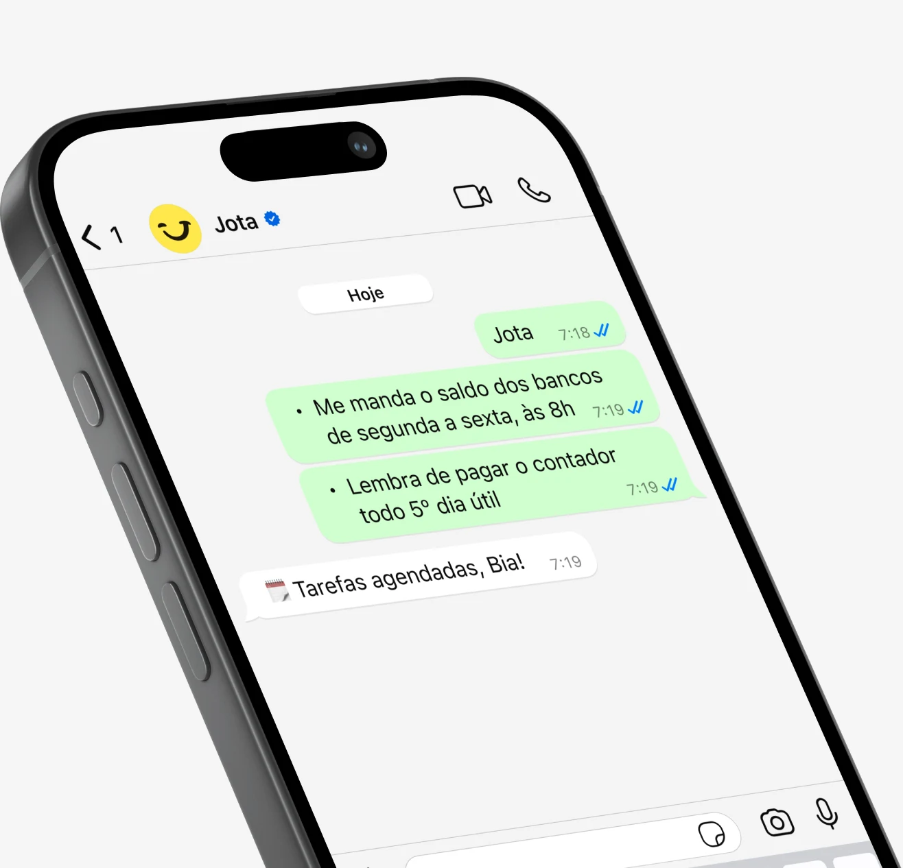 Imagem de celular com conversa no WhatsApp onde o usuário pede para o Jota agendar tarefas recorrentes, como envio de saldo bancário e lembrete de pagamento do contador. O assistente confirma com a resposta 'Tarefas agendadas, Bia!'.