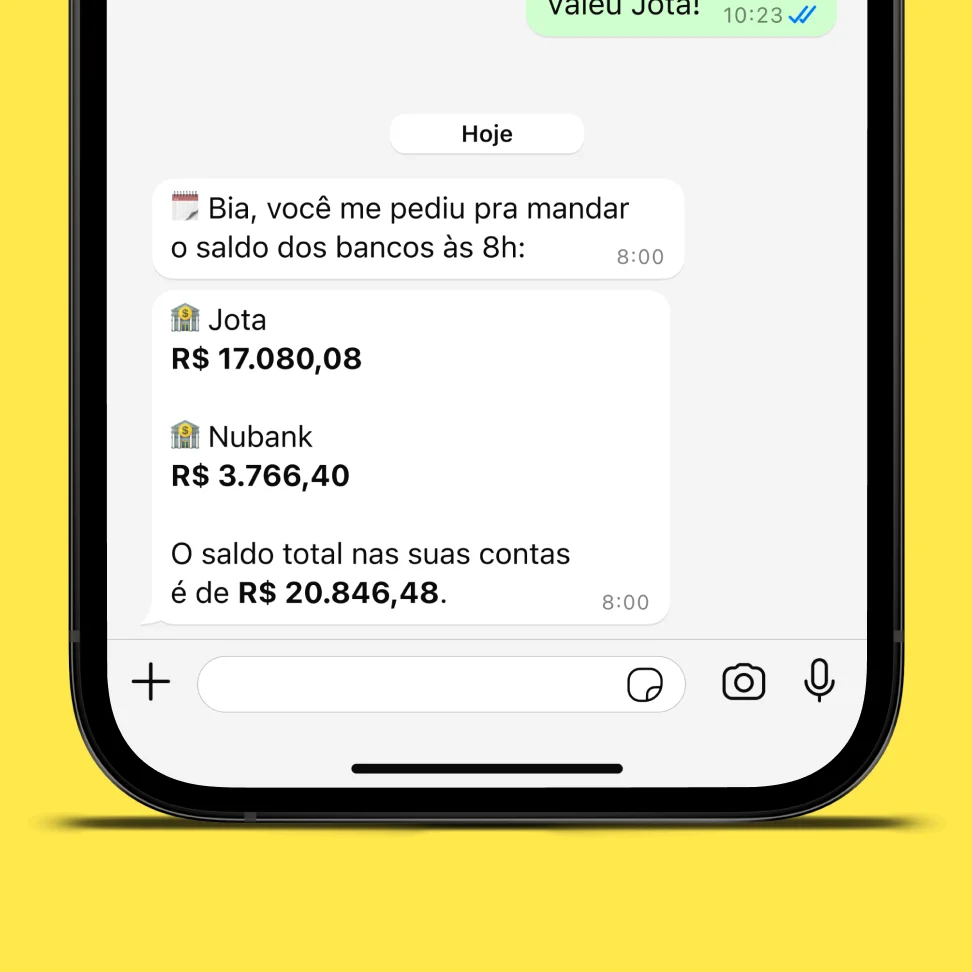 Imagem de celular com conversa no WhatsApp entre o usuário e o Jota, mostrando o envio automático do saldo de contas bancárias às 8h. Exibe os valores nas contas do Jota e Nubank, com total consolidado de R$ 20.846,48. Fundo amarelo.