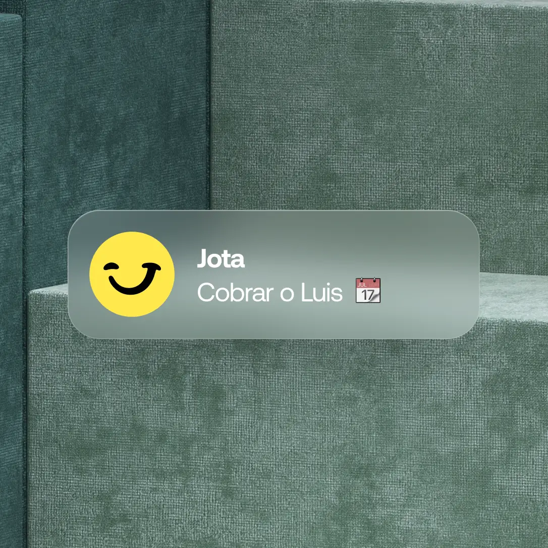 Imagem com notificação flutuante do Jota sobre cobrança agendada para “Cobrar o Luis”, com ícone de calendário. Fundo com textura verde e visual limpo, sugerindo automação de lembretes financeiros.