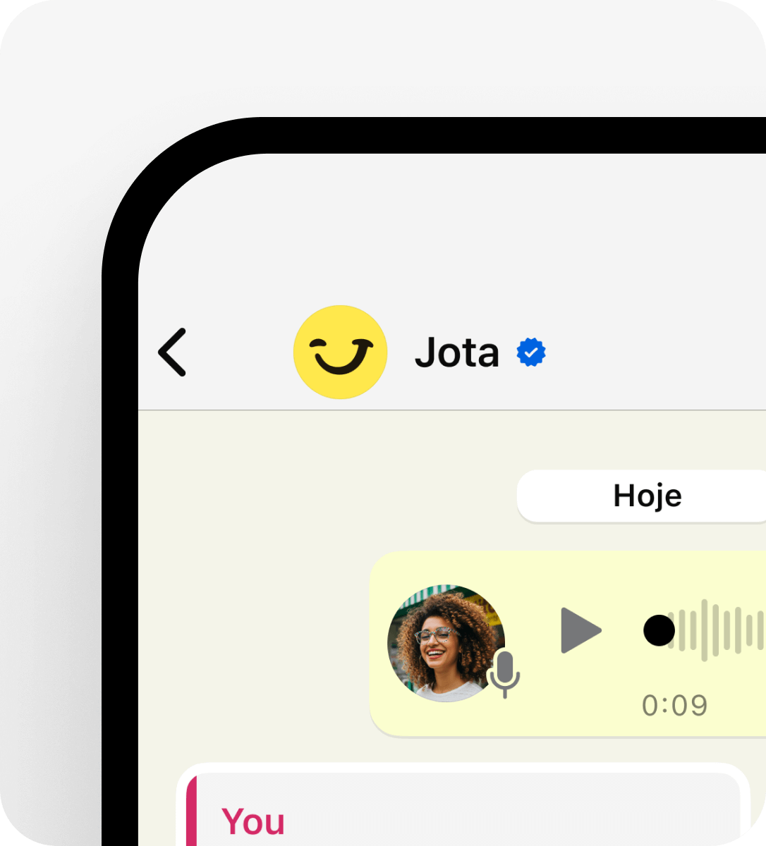 Imagem de uma conversa no WhatsApp entre o usuário e o Jota, focada em uma mensagem de voz de 9 segundos enviada por uma mulher sorridente. Ilustra a funcionalidade de comandos por áudio com assistente financeiro.