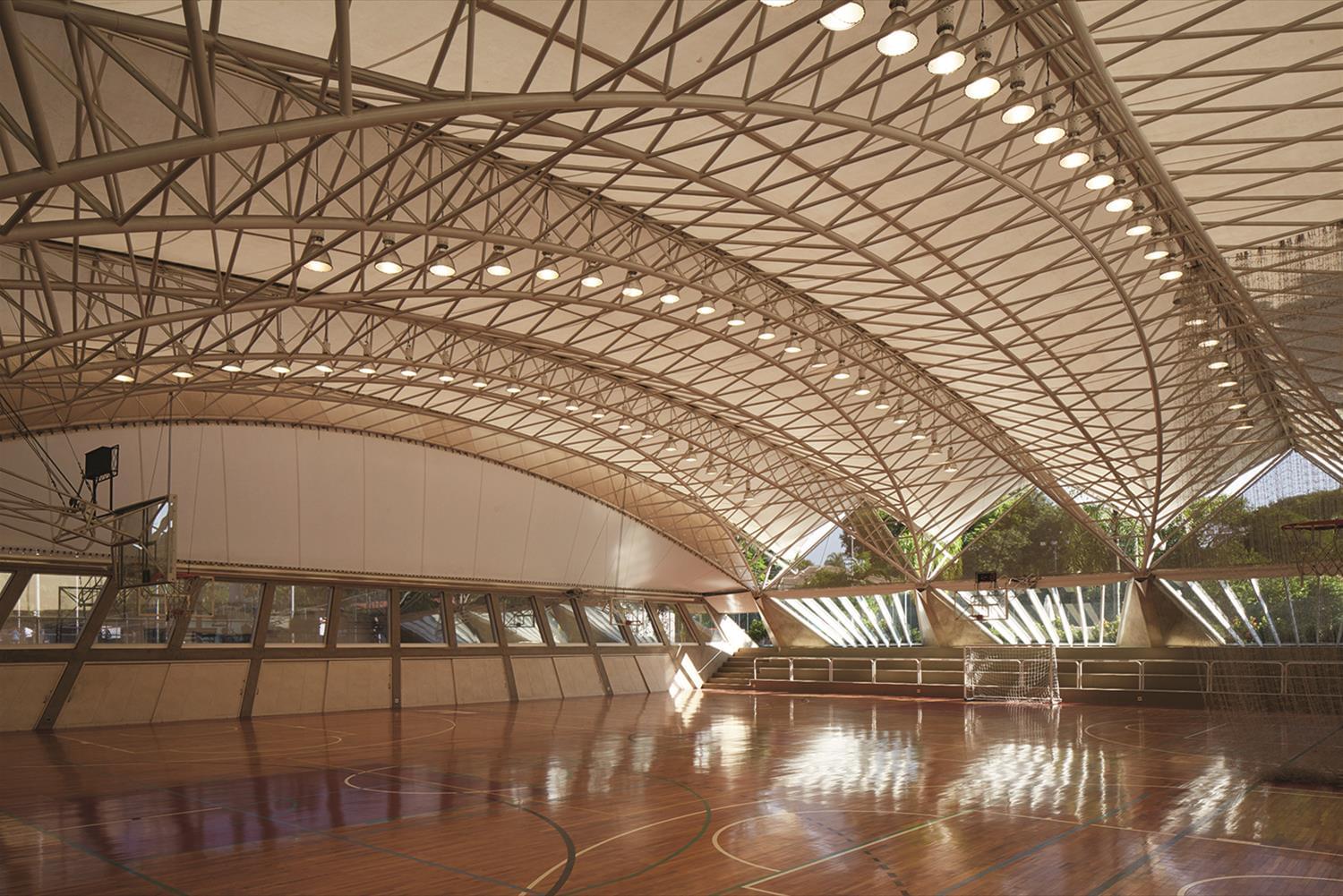 Ginásio poliesportivo do Clube Alto de Pinheiros, em São Paulo, com estrutura moderna para atividades esportivas, sociais e culturais.