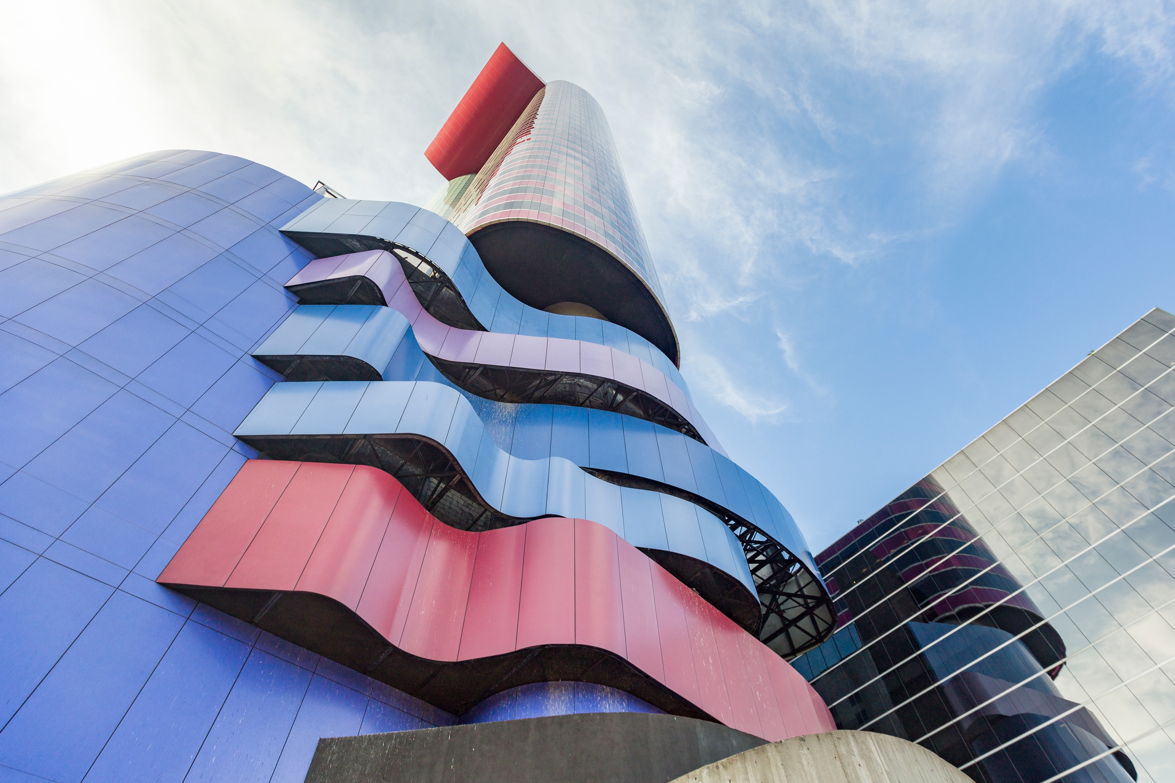 O Instituto Tomie Ohtake é um dos principais marcos culturais de Pinheiros e reforça o perfil criativo e urbano do bairro, um dos mais valorizados para imóveis de alto padrão em São Paulo.