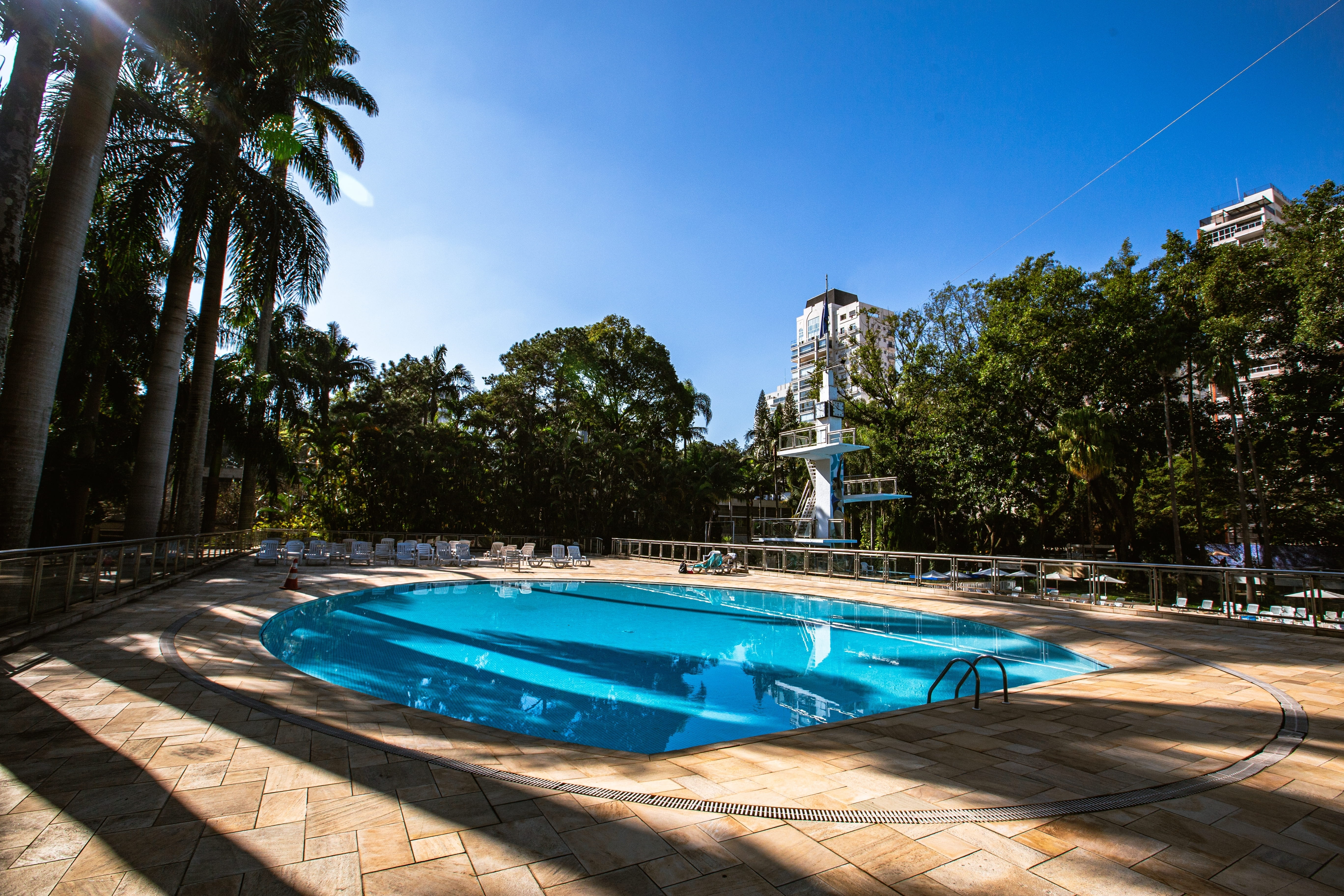 Clubes em Pinheiros oferecem áreas de lazer completas, piscinas e espaços ao ar livre, reforçando a qualidade de vida de quem busca imóveis de alto padrão na região.