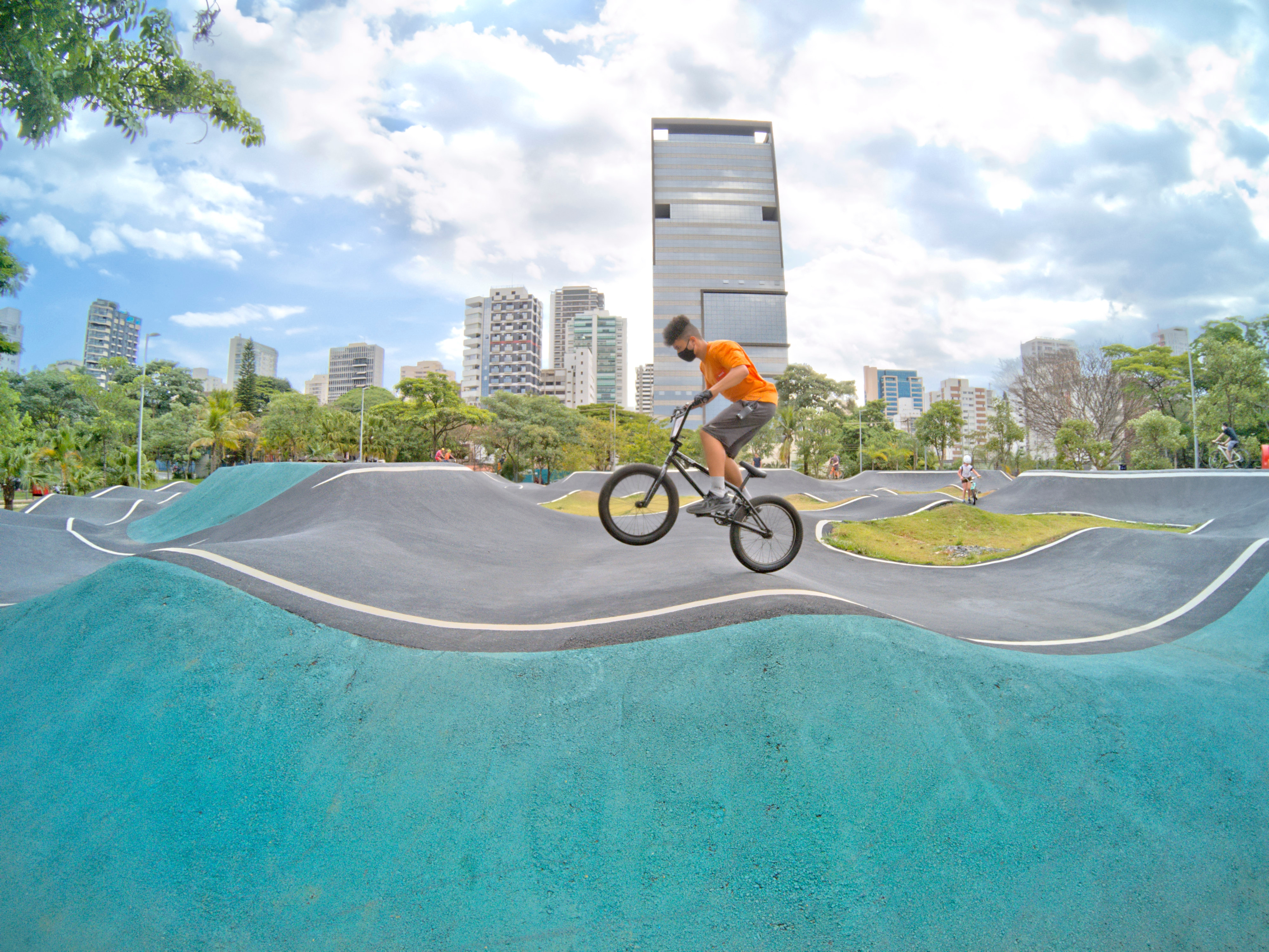 A Vila Nova Conceição reúne áreas verdes, infraestrutura esportiva e localização estratégica, sendo um dos bairros mais desejados para quem busca imóveis de alto padrão em São Paulo.