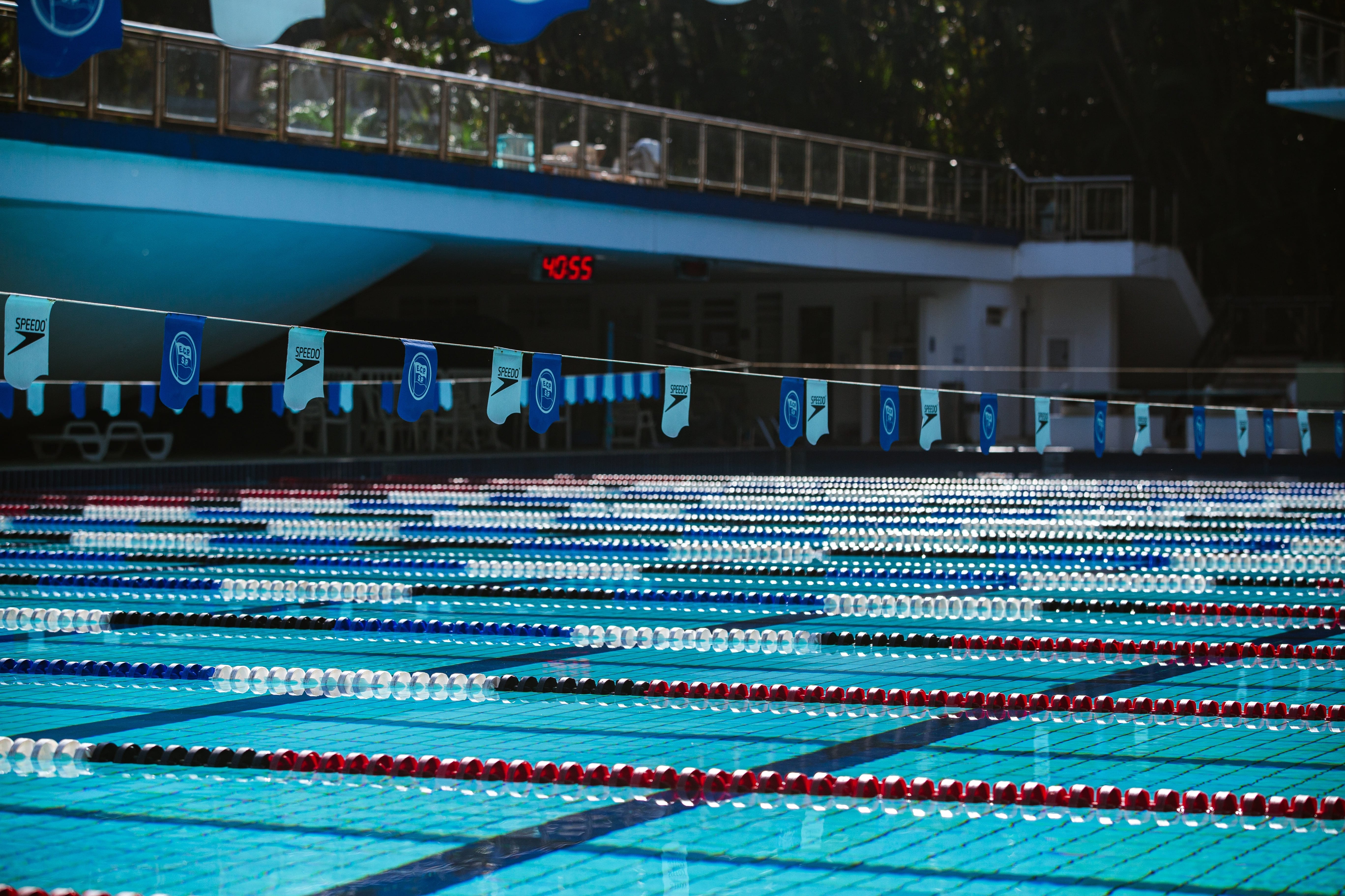 Piscina olímpica do Esporte Clube Pinheiros, em São Paulo, clube tradicional com ampla estrutura esportiva, lazer e atividades para todas as idades.