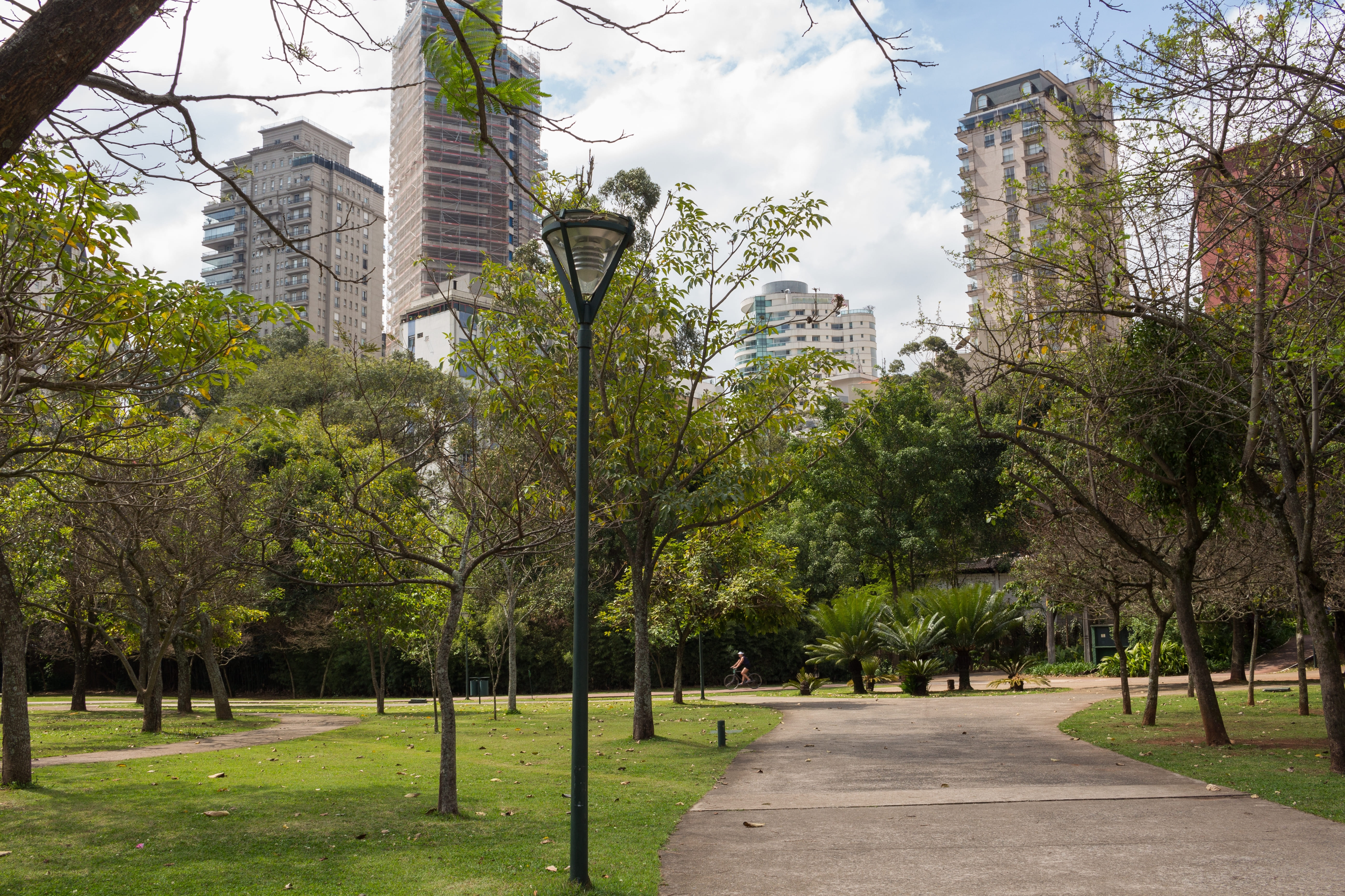 Vista do Parque do Povo, no Itaim Bibi, em São Paulo, com áreas verdes, caminhos para caminhada e prédios ao redor, ponto de lazer e esporte da região.