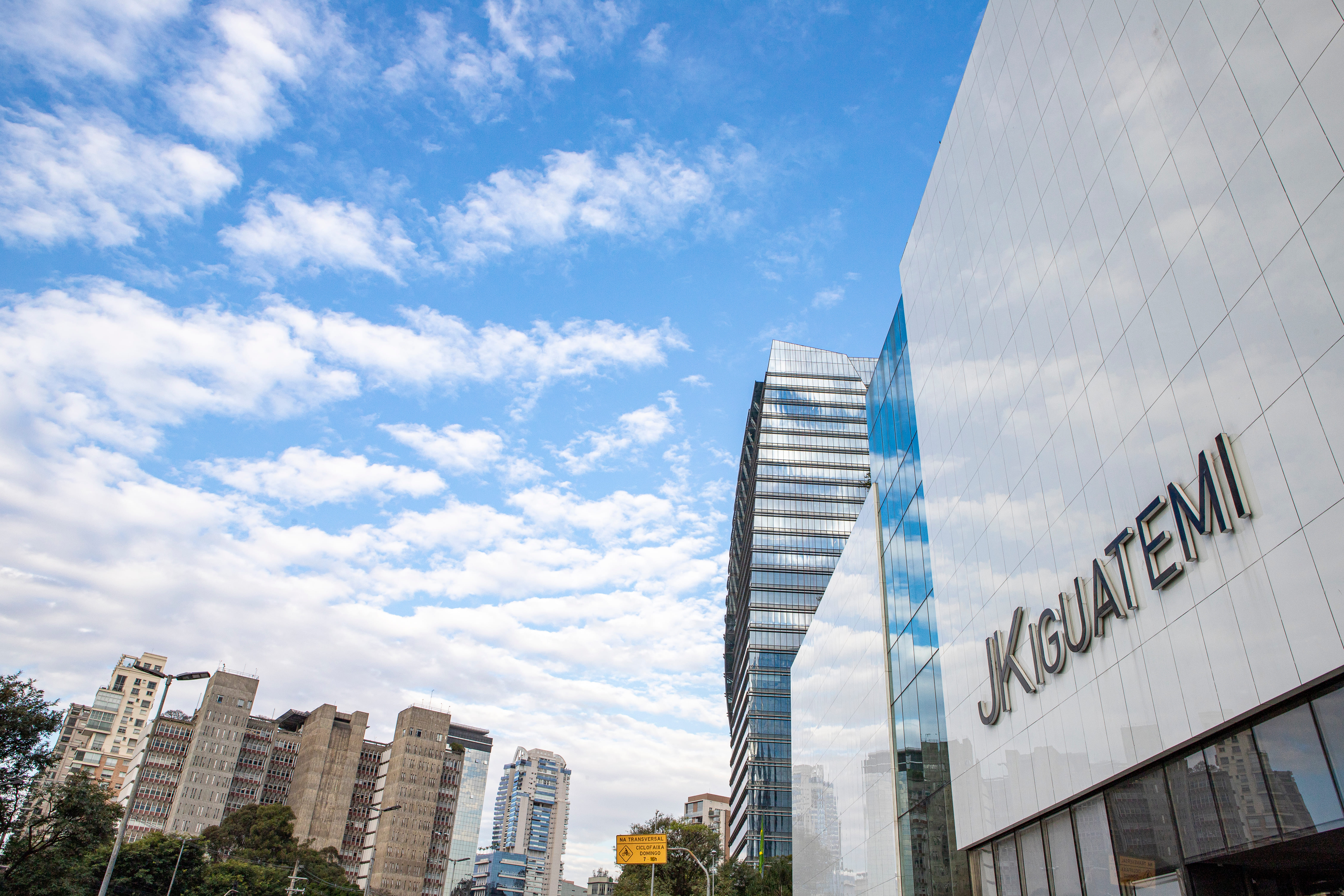 Fachada do Shopping JK Iguatemi, no Itaim Bibi, em São Paulo, centro de compras de alto padrão com lojas de luxo e restaurantes renomados.