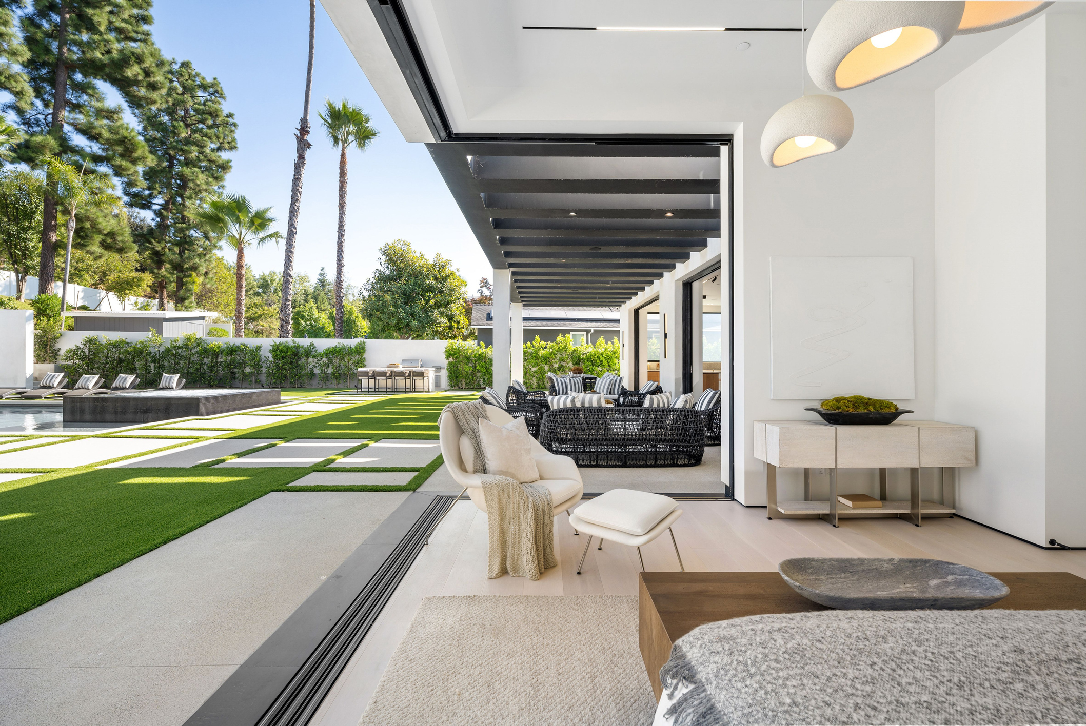 Casas em condomínio de alto padrão com segurança e infraestrutura completa em São Paulo e Curitiba.