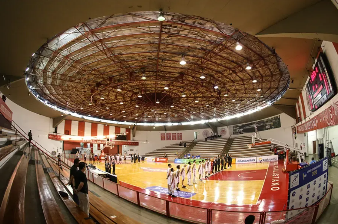 Ginásio do Clube Paulistano, no Jardim América, em São Paulo, clube tradicional com forte presença no esporte, especialmente no basquete, e atividades culturais.