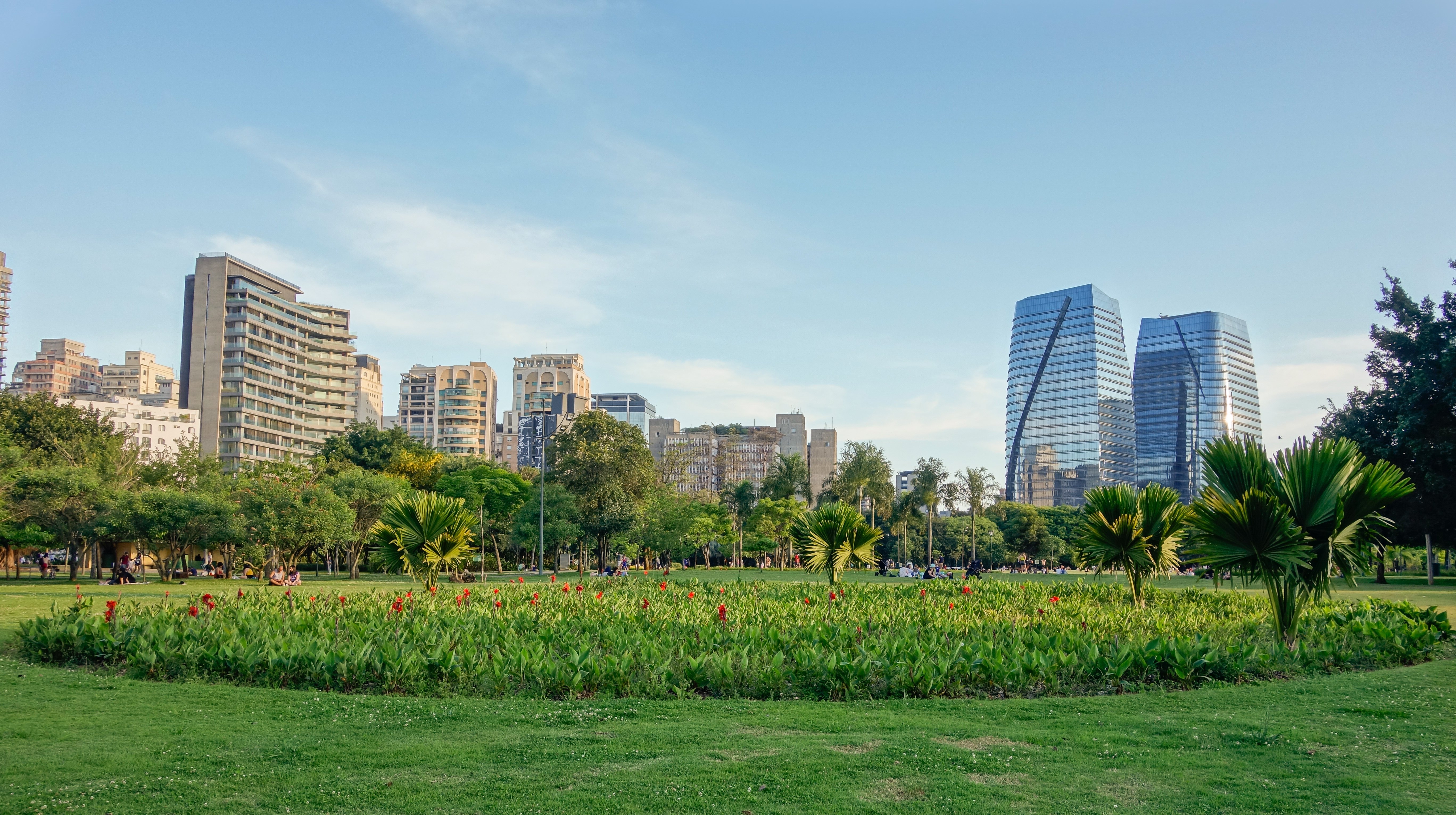 Bairro Jardim Europa combina áreas verdes e localização privilegiada em São Paulo.