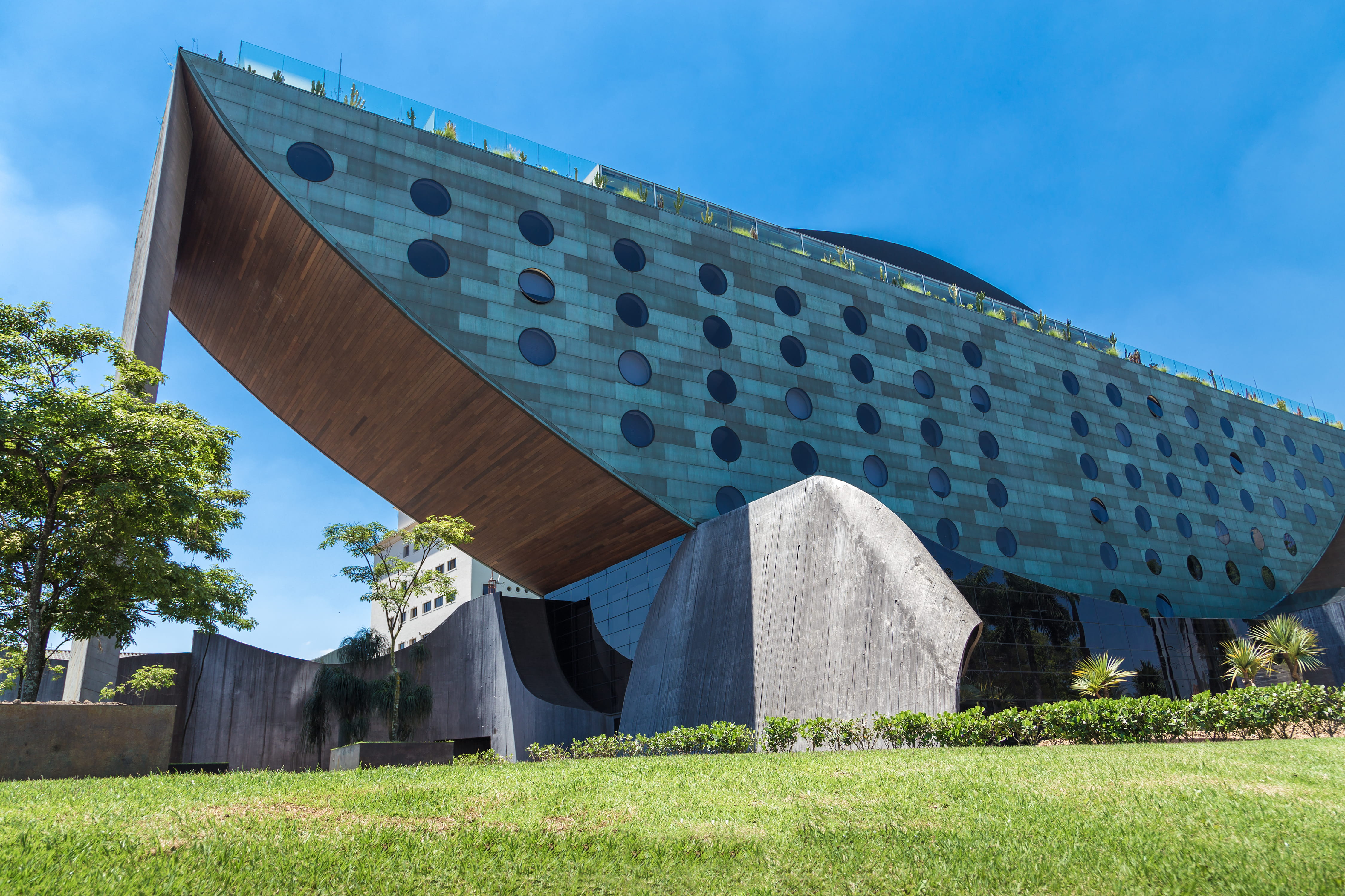 Imóveis de alto padrão no Jardim Paulista próximos ao Hotel Unique, referência em sofisticação, gastronomia e arquitetura em São Paulo.