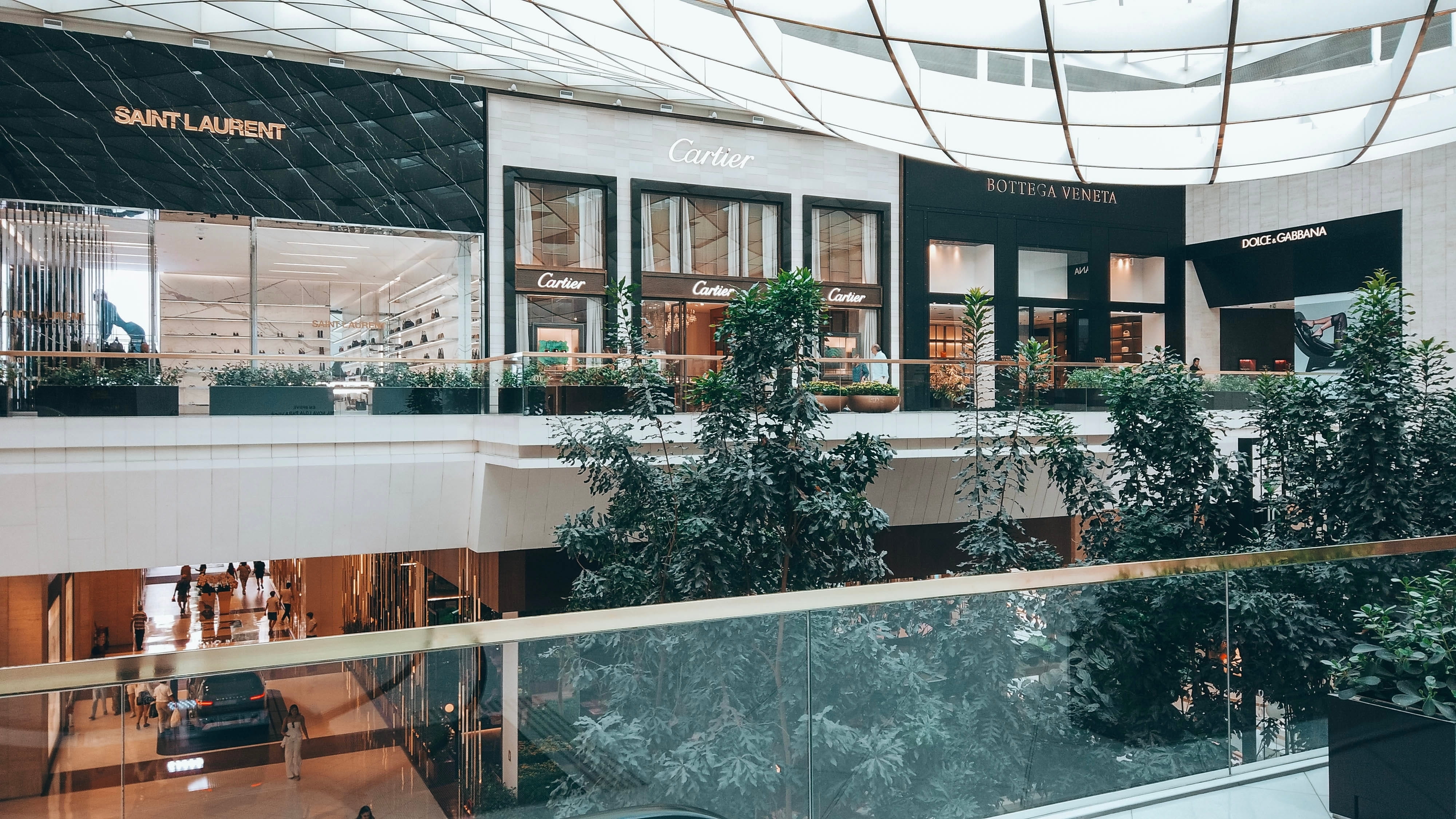 Imóveis de alto padrão no Jardim Paulistano próximos ao Shopping JK Iguatemi, referência em compras, gastronomia e lifestyle de luxo em São Paulo.