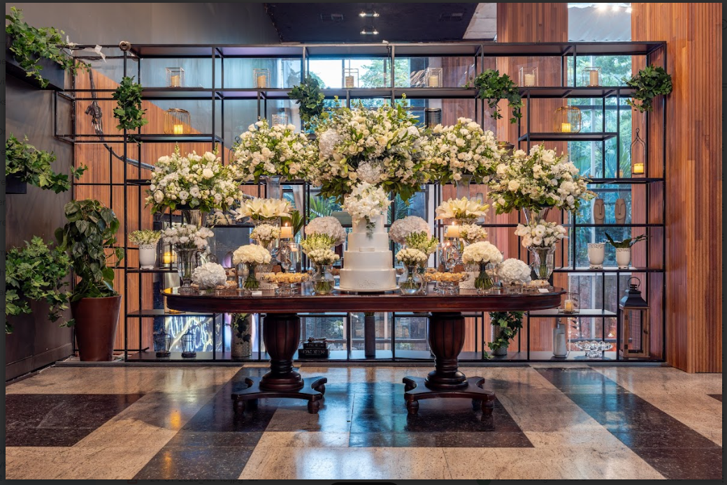 Mesa de celebração deslumbrante no espaço Bisutti Berrini com bolo de casamento elegante e decoração floral premium. Venue sofisticado para casamentos e eventos especiais em São Paulo.