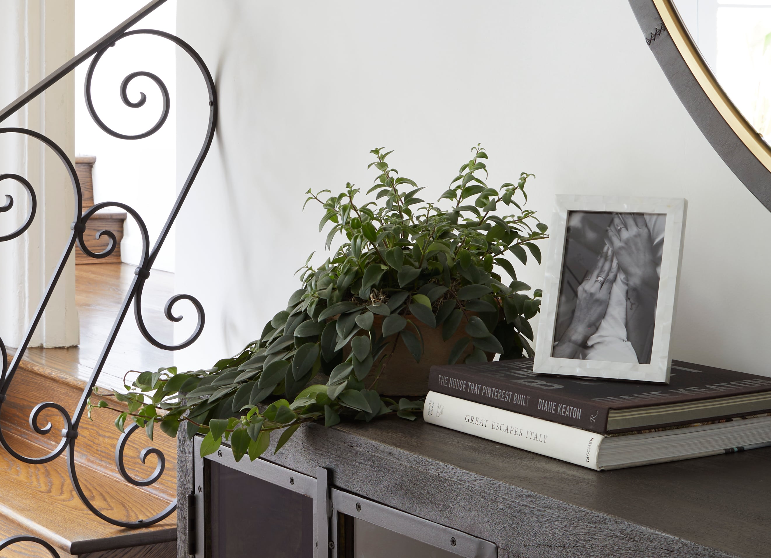Frameology's Pearl frame with a black and white couple's photo