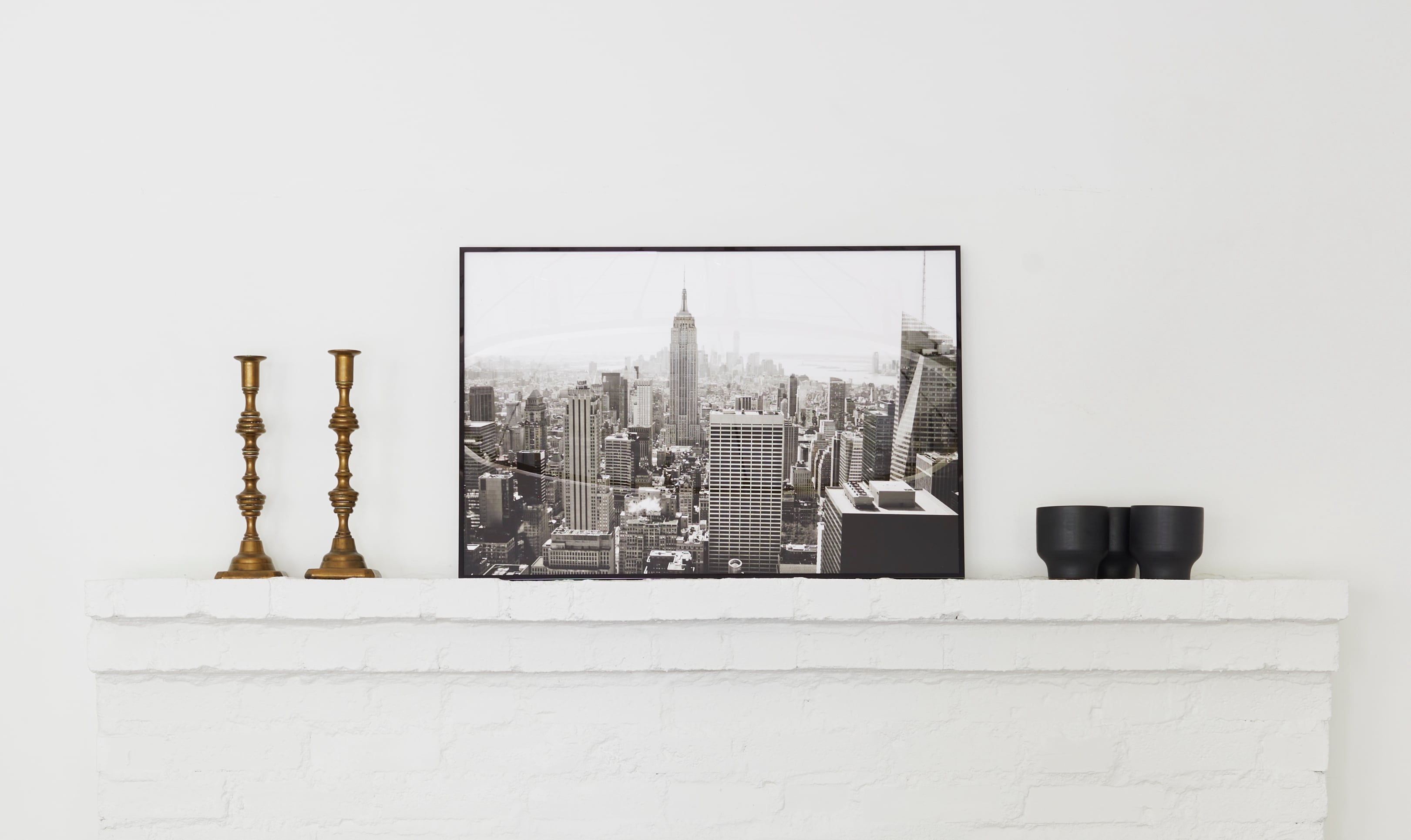 Black Luxe Wall Thin frame with a black and white city skyline photo