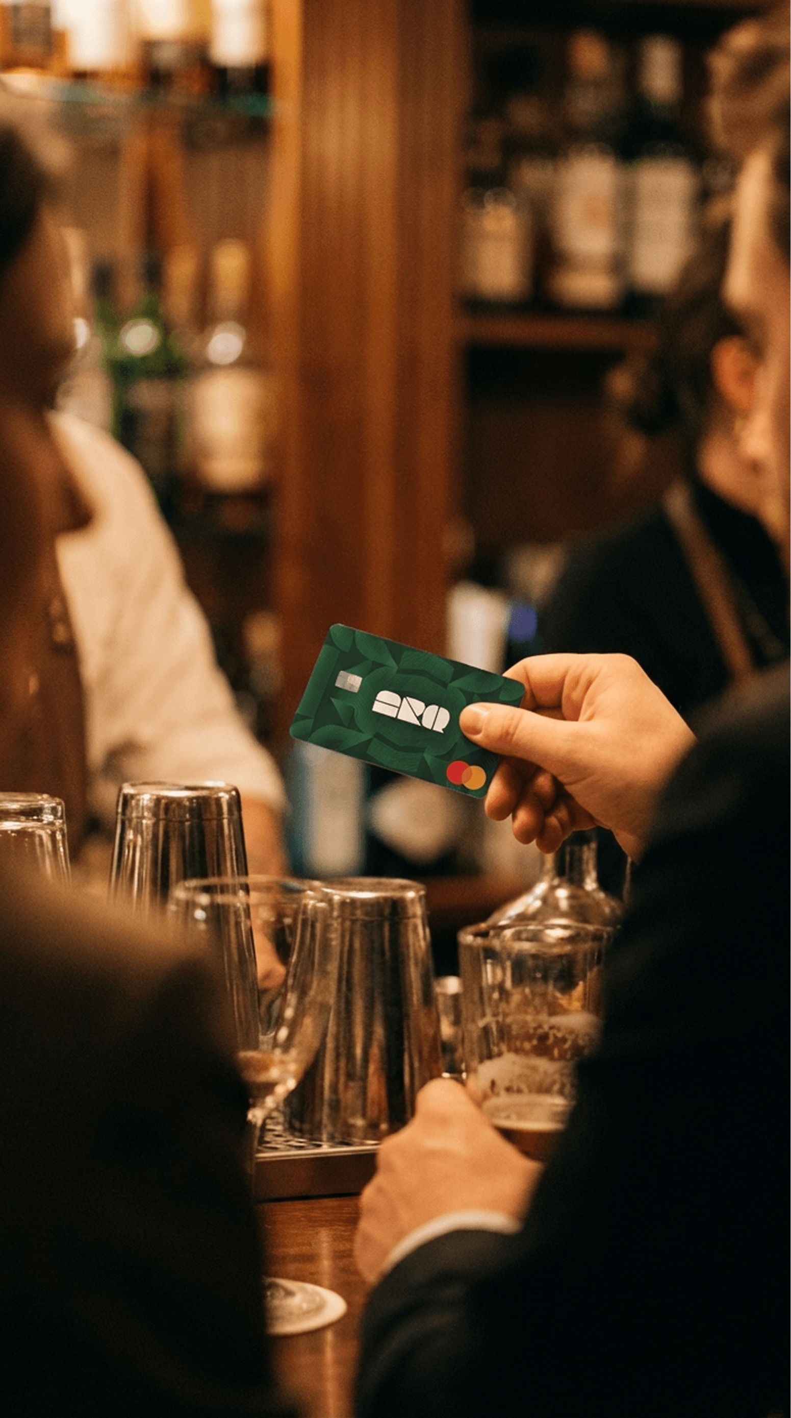 Pessoa fazendo um pagamento com cartão em um bar, representando praticidade em compras no exterior, uso de cartão internacional e controle de gastos durante viagens.
