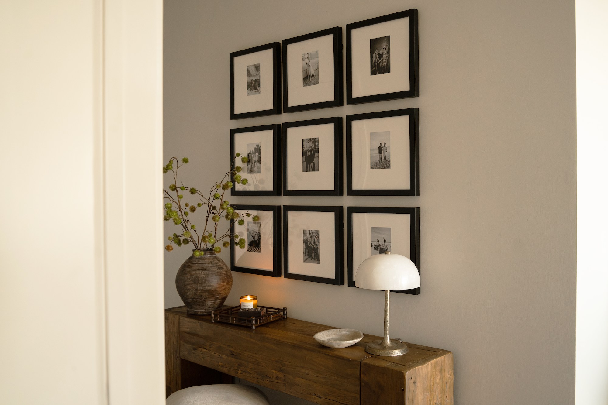 Luxe Vertical Grid in black displayed in entryway