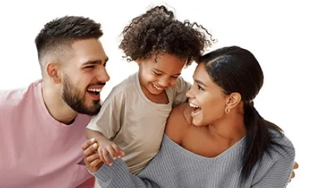 Pai, mãe e filho sorrindo juntos, representando famílias em busca do carro ideal na NaPista