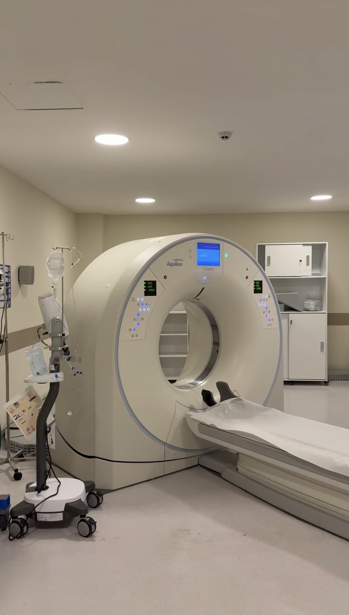 tomógrafo computadorizado (TC) Ela realiza o exame de Tomografia Computadorizada (TC), que produz imagens detalhadas do interior do corpo utilizando raios X e processamento por computador.