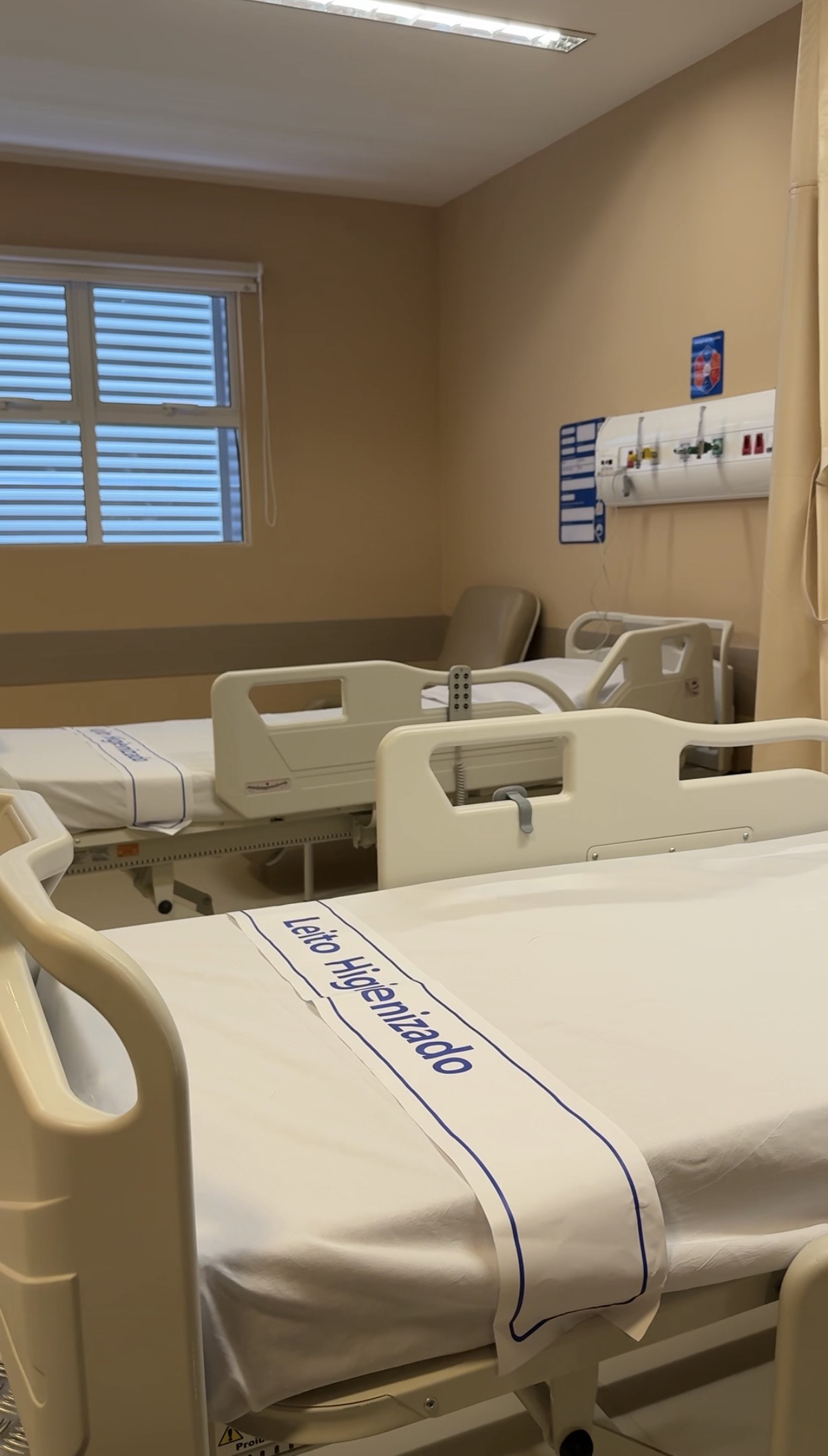 Enfermarias amplas e organizadas, leitos hospitalares modernos e seguros, painéis com gases medicinais e infraestrutura assistencial completa, ambiente climatizado e planejado para maior conforto.