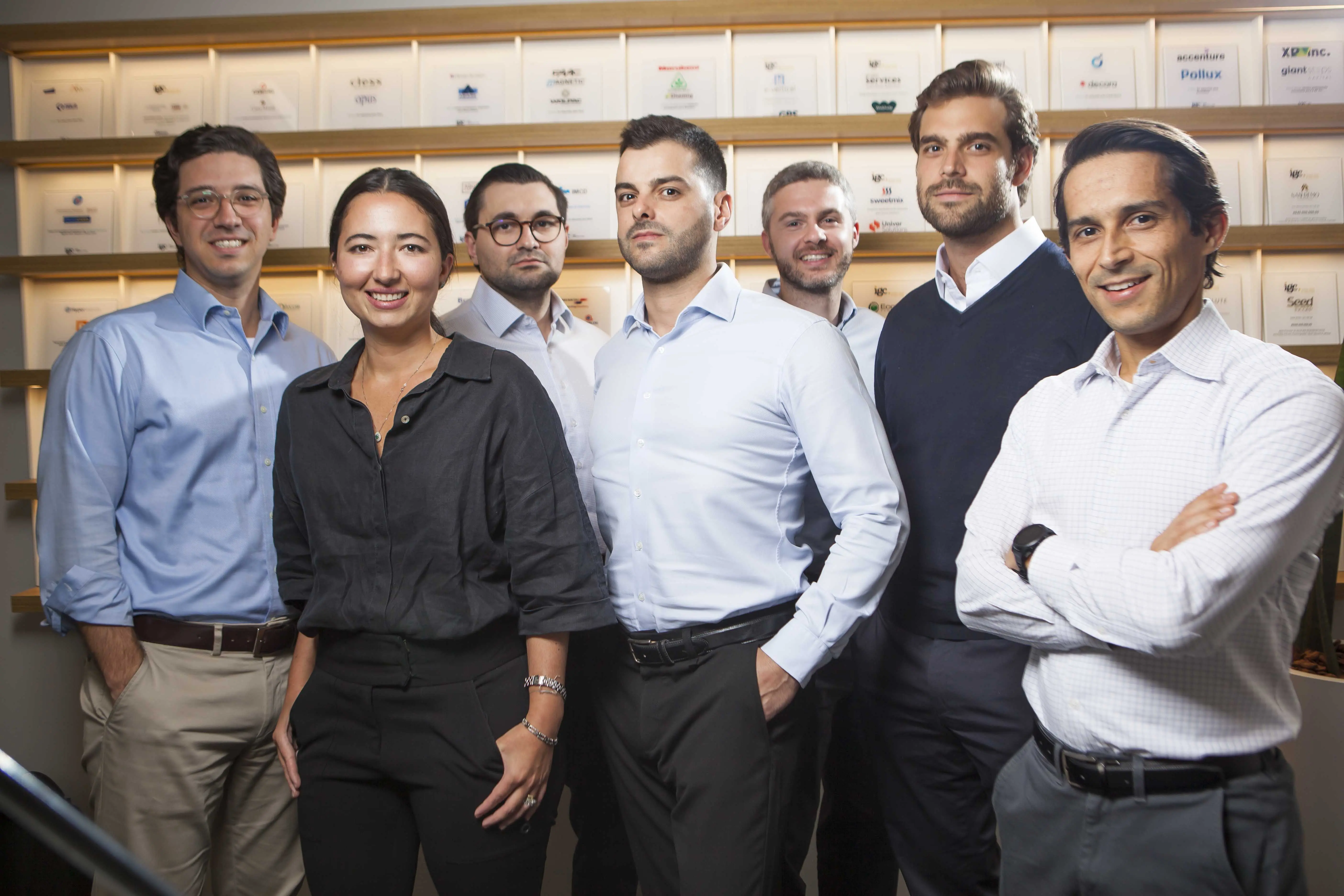 Equipe de profissionais da IGC Partners reunida no escritório
